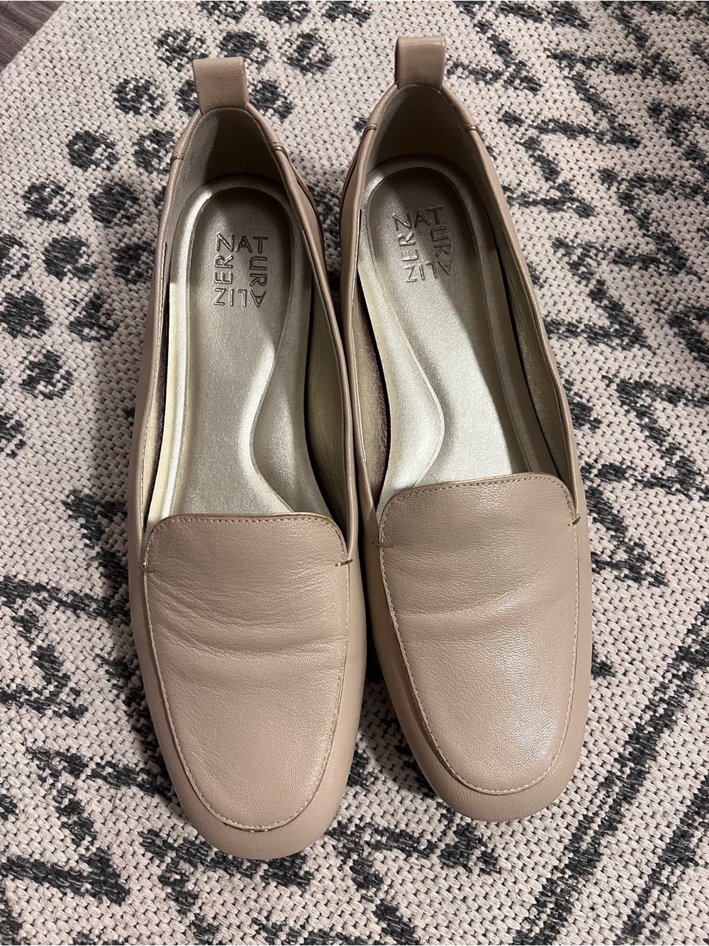 Naturalizer Women's Beige Leather Slip-On Loafers